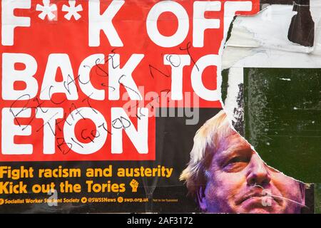 London, Großbritannien. 12 Dez, 2019. Anti Boris Johnson Poster auf einem Shop Front auf Peckham Rye. Credit: Thabo Jaiyesimi/Alamy leben Nachrichten Stockfoto