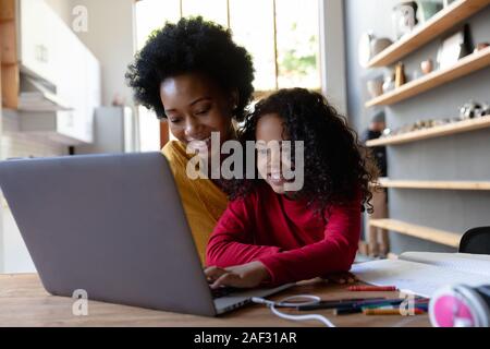Familie verbringen Zeit in Ihrem Haus Stockfoto