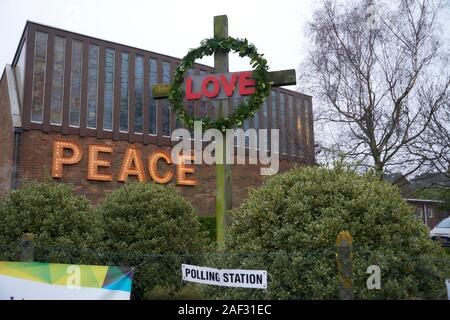 Weihnachten Kranz auf Kruzifix mit Frieden und Liebe Worte sichtbar allgemeine Wahl Weihnachten 2019 Stockfoto