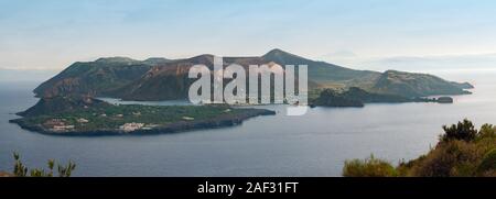 Panoramablick auf sulfurus Vulcano äolischen Inseln, Italien Stockfoto