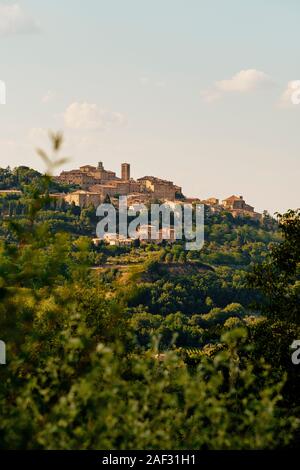 Einen entfernten Blick auf die grünen Sommer Landschaft der toskanischen Landschaft der Hügel mittelalterlichen Renaissance Stadt Montepulciano Ferienhaus Toskana Italien EU Stockfoto