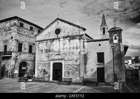 Mittelalterliche Kirche mit Glockenturm im Dorf Magliano in Toscana, Italien Stockfoto