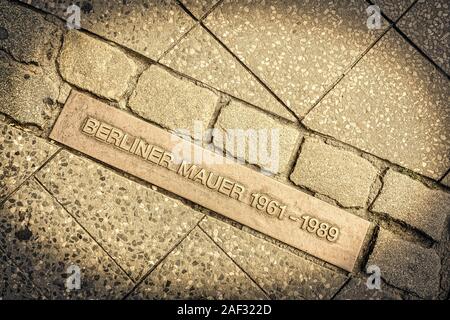 Gedenkstätte Berliner Mauer, Berliner Mauer 1961-1989, Bernauer Straße, Berlin, Deutschland | Berliner Mauer 1961-1989, Gedenkschild, Bernauer Straße, 5939 Stockfoto