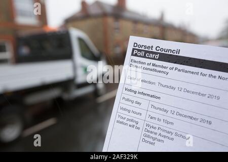 An einem regnerischen Morgen eine Fußgängerzone mit einer Umfrage Karte in Gillingham, North Dorset auf dem Weg zu einem örtlichen Wahllokal in der Allgemeinen Electi zu stimmen Stockfoto