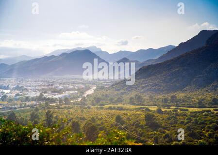 Blick auf Meer und Berge auf Mallorca. Sommer Urlaub Holiday Resort, Mallorca, Spanien Stockfoto