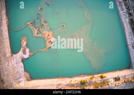 Dieses einzigartige Foto zeigt die Inseln und die Struktur von einem Reservoir in Hua Hin Thailand von oben. Das Bild wurde mit einer Drohne getroffen. Stockfoto