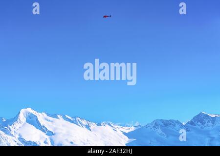 Hubschrauber fliegen über Hintertuxer Gletscher in Österreich Stockfoto