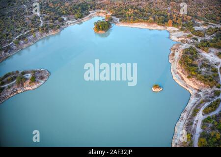 Dieses einzigartige Foto zeigt die Inseln und die Struktur von einem Reservoir in Hua Hin Thailand von oben. Das Bild wurde mit einer Drohne getroffen. Stockfoto