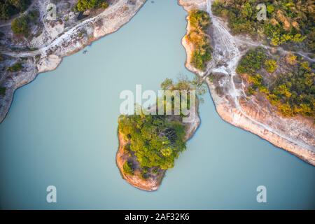 Dieses einzigartige Foto zeigt die Inseln und die Struktur von einem Reservoir in Hua Hin Thailand von oben. Das Bild wurde mit einer Drohne getroffen. Stockfoto