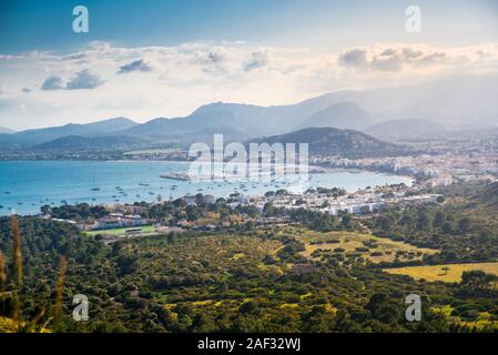 Blick auf Meer und Berge auf Mallorca. Sommer Urlaub Holiday Resort, Mallorca, Spanien Stockfoto