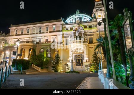 Monaco 5 Dec 2019 Casino Monte Carlo beleuchtet durch die Lichter in der Nacht Stockfoto