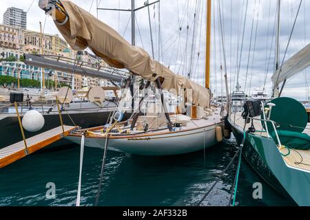 Monaco 5 Dec 2019 Luxuriöse Yachten im Hafen von Monaco mit sichtbaren Monaco Stadt im Hintergrund, während Sie im bewölkten Tag Stockfoto
