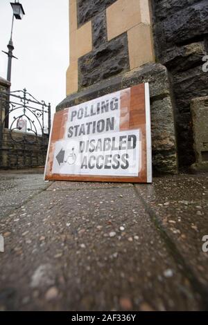 Gillingham methodistische Kirche als Wahllokal für den 12. Dezember 2019 allgemeine Wahlen auf einem nassen Morgen genutzt. Gillingham North Dorset Englan Stockfoto