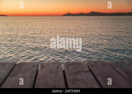 Pier am Meer Sonnenaufgang morgen Licht Stockfoto