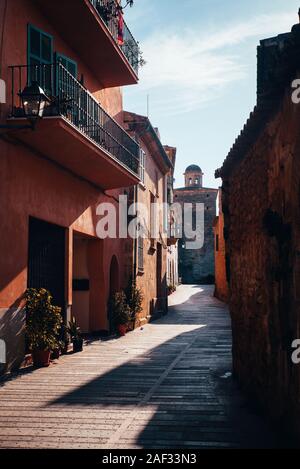 Einer der charmanten Straßen mit Blumen in Alcudia, Mallorca, Spanien eingerichtet Stockfoto