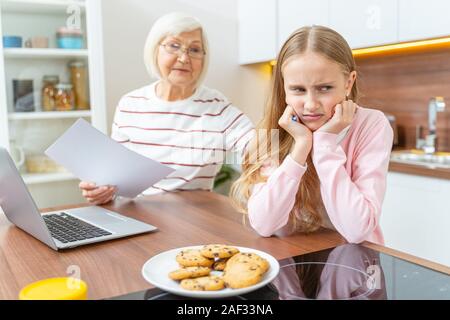 Senior Kaukasischen lady Trösteten gedrückt Enkelin Stockfoto