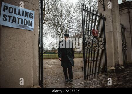 London, Großbritannien. 12 Dez, 2019. London, Vereinigtes Königreich. 12 Dezember, 2019: ein Chelsea Rentner hinterlässt ein Wahllokal in London, Großbritannien zurück zu den Umfragen für die dritten Parlamentswahlen seit 2015, um ein Ende zu Meinungsverschiedenheiten über die Abreise des Landes aus der EU zu setzen. Credit: Matthias Oesterle/Alamy leben Nachrichten Stockfoto