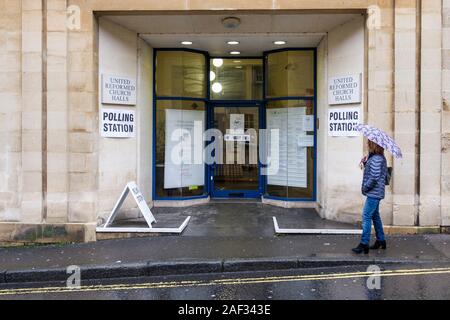 Badewanne, Somerset, UK. 12 Dez, 2019. Als Wähler gehen zu den Abstimmungen im allgemeinen Wahlen 2019 eine Frau abgebildet ist vor dem Wahllokal, die in einer Kirche Halle in der Mitte der Badewanne gesetzt wurde zu stimmen. Credit: Lynchpics/Alamy leben Nachrichten Stockfoto