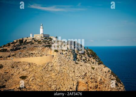 Cap de Formentor. Berühmte Leuchtturm auf dem Felsen. Mallorca, Spanien Stockfoto