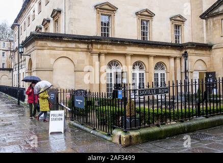 Badewanne, Somerset, UK. 12 Dez, 2019. Wähler trotzen dem Regen und gehen in die 2019 Bundestagswahl zur Abstimmung sind dargestellt in einem Wahllokal, die in der Assembly Rooms, einem Gebäude aus dem 18. Jahrhundert im Zentrum von Bath eingestellt wurde. Credit: Lynchpics/Alamy leben Nachrichten Stockfoto