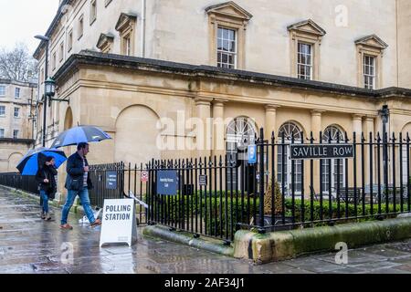 Badewanne, Somerset, UK. 12 Dez, 2019. Wähler trotzen dem Regen und gehen in die 2019 Bundestagswahl zur Abstimmung sind dargestellt in einem Wahllokal, die in der Assembly Rooms, einem Gebäude aus dem 18. Jahrhundert im Zentrum von Bath eingestellt wurde. Credit: Lynchpics/Alamy leben Nachrichten Stockfoto