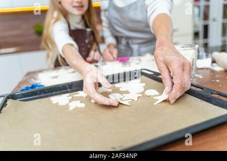 Frauen, die die Cookies auf ein Backblech Stockfoto