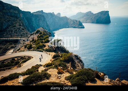 Radfahrer auf der Straße in der mediterranen Landschaft. Farbe orange Filter Stockfoto