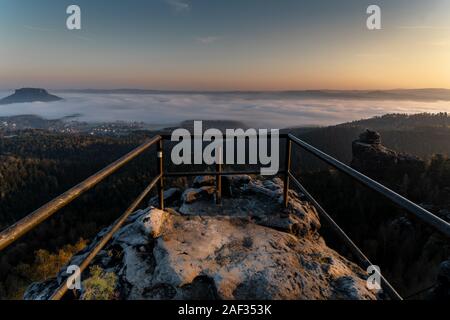 Elbsandstein Bastei Nebel Sonnenaufgang Deutschland Stockfoto