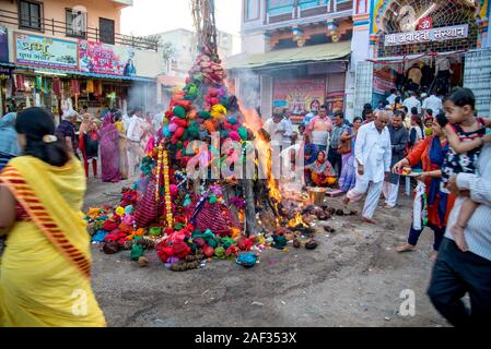 AMRAVATI, MAHARASHTRA, Indien, März 1, 2018: unbekannter Menschen feiern Holika Dahan durch Anbetung der Rundholz oder Kokosnuss. Auch als f bekannt Stockfoto