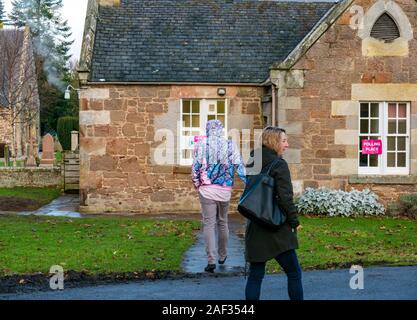 Dirleton Village Hall, East Lothian, Schottland, Vereinigtes Königreich, 12. Dezember 2010: die britischen Wahlen: die Wähler, die in den örtlichen Wahllokal im Village Hall Stockfoto