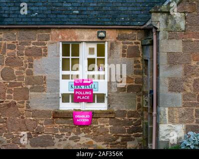 Dirleton Village Hall, East Lothian, Schottland, Vereinigtes Königreich, 12. Dezember 2010: die britischen Wahlen: Die örtlichen Wahllokal im Village Hall ist sehr ruhig Stockfoto