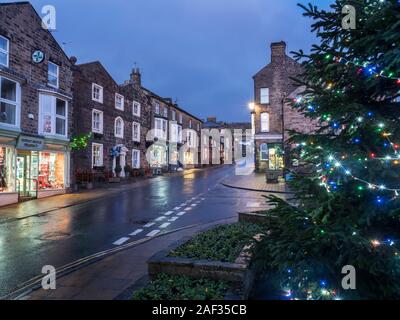 Weihnachtsbaum und die Hohe Straße an Pateley Bridge an Weihnachten Nidderdale AONB North Yorkshire England Stockfoto