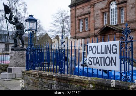 Selkirk, Schottland - 12 Dezember 2019 *** BRITISCHEN allgemeinen Wahl. Berwickshire, Roxburgh und Selkirk Wahlkreis. *** Wahllokal in Selkirk, wo die Wähler an die Urnen am Donnerstag, den 12. Dezember 2019. Kandidaten in den Berwickshire, Roxburgh und Selkirk Wahlkreis Ian Davidson, Scottish Labour Party Calum Kerr, Scottish National Party (SNP) John Lamont, der Schottischen Konservativen und Unionist Party Jenny Marr, schottischen liberalen Demokraten. Bild: Rob Grau/Alamy leben Nachrichten Stockfoto