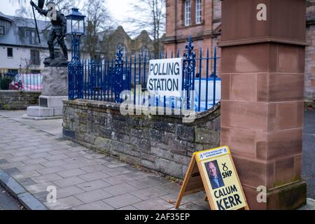 Selkirk, Schottland - 12 Dezember 2019 *** BRITISCHEN allgemeinen Wahl. Berwickshire, Roxburgh und Selkirk Wahlkreis. *** Wahllokal in Selkirk, wo die Wähler an die Urnen am Donnerstag, den 12. Dezember 2019. Kandidaten in den Berwickshire, Roxburgh und Selkirk Wahlkreis Ian Davidson, Scottish Labour Party Calum Kerr, Scottish National Party (SNP) John Lamont, der Schottischen Konservativen und Unionist Party Jenny Marr, schottischen liberalen Demokraten. Bild: Rob Grau/Alamy leben Nachrichten Stockfoto