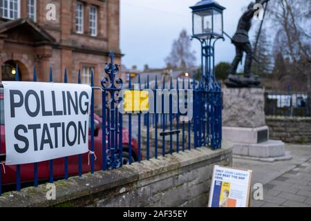 Selkirk, Schottland - 12 Dezember 2019 *** BRITISCHEN allgemeinen Wahl. Berwickshire, Roxburgh und Selkirk Wahlkreis. *** Wahllokal in Selkirk, wo die Wähler an die Urnen am Donnerstag, den 12. Dezember 2019. Kandidaten in den Berwickshire, Roxburgh und Selkirk Wahlkreis Ian Davidson, Scottish Labour Party Calum Kerr, Scottish National Party (SNP) John Lamont, der Schottischen Konservativen und Unionist Party Jenny Marr, schottischen liberalen Demokraten. Bild: Rob Grau/Alamy leben Nachrichten Stockfoto