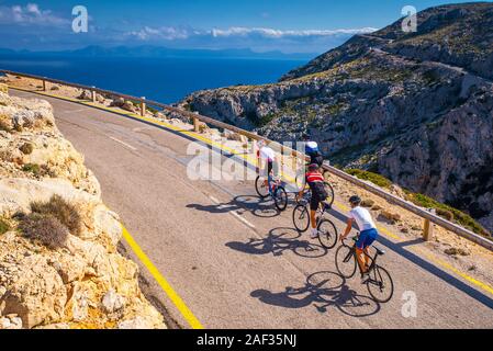 Straße der Radfahrer auf der Straße auf die Balearen. Meer im Hintergrund. Cap de Formentor. Mallorca, Mallorca, Spanien Stockfoto
