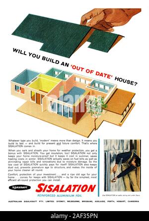 Eine alte Anzeige für Sisalation verstärkt Aluminiumfolie Dämmstoff für den Einsatz in der Heimat - es erschien in einer australischen Magazin im Jahr 1962. Es verfügt über eine Abbildung eines typischen home Layout und ein Foto von dem Blatt Material installiert wird und die Kopie weist darauf hin, dass das Material hält die Wärme und Feuchtigkeit und Staub. Stockfoto