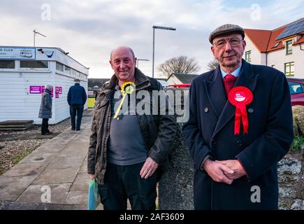 Gullane, Bowling Club, East Lothian, Schottland, Vereinigtes Königreich, 12. Dezember 2019. Britischen Wahlen: Johannes Bart, lokale SNP convener und Scottish Labour Party Stadtrat Jim Goodfellow an der örtlichen Wahllokal. Stockfoto