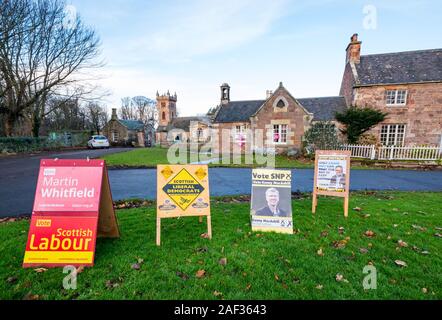 Dirleton Village Hall, East Lothian, Schottland, Vereinigtes Königreich, 12. Dezember 2010: die britischen Wahlen: Die örtlichen Wahllokal im Rathaus mit Partei politischen Plakate neben Dirleton Kirche in einem ländlichen Dorf, wo es sehr ruhig ist Stockfoto