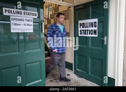 Verläßt der Mann ein Wahllokal in Hawes, Yorkshire, als Wähler an die Urnen in dem, was als wichtigste allgemeine Wahl in einer Generation in Rechnung gestellt worden ist. Stockfoto