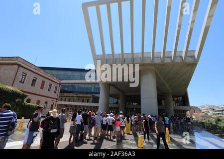 Athen, Griechenland - 21. Juli 2019: Der Eingang zum neuen Akropolis-Museum mit Touristen bis zum Ticket Office gefüttert Stockfoto