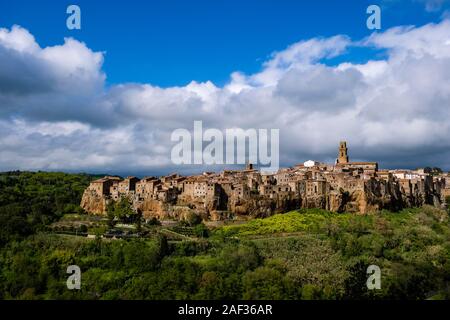 Panoramablick auf die mittelalterliche Stadt, auf einen großen Stein ridge, Pitigliano Dom, Duomo di Pitigliano bickensohl die Häuser entfernt Stockfoto