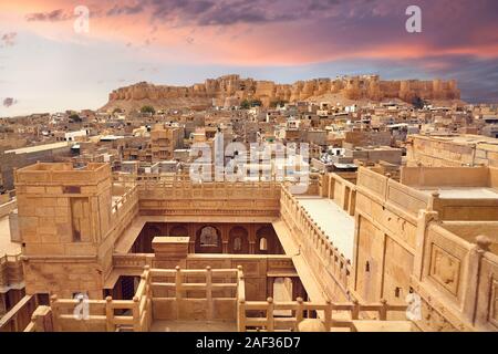 Panorama der Wüste Stadt und Jaisalmer Fort vom Dach in Purple sunset in Rajasthan, Indien Stockfoto