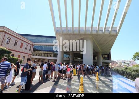 Athen, Griechenland - 21. Juli 2019: Der Eingang zum neuen Akropolis-Museum mit Touristen bis zum Ticket Office gefüttert Stockfoto