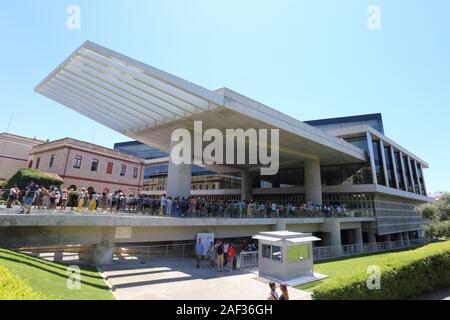 Athen, Griechenland - 21. Juli 2019: Der Eingang zum neuen Akropolis-Museum mit Touristen bis zum Ticket Office gefüttert Stockfoto