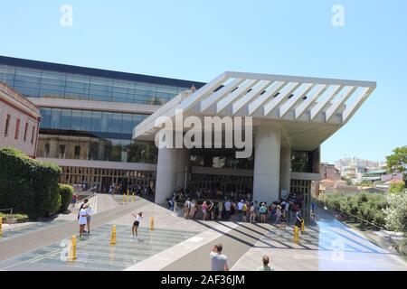 Athen, Griechenland - 21. Juli 2019: Der Eingang zum neuen Akropolis-Museum mit Touristen bis zum Ticket Office gefüttert Stockfoto