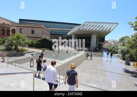Athen, Griechenland - 21. Juli 2019: Der Eingang zum neuen Akropolis-Museum mit Touristen bis zum Ticket Office gefüttert Stockfoto
