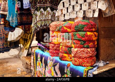 Bunten ethnischen Rajasthan Turbane auf Markt in Jaisalmer Fort, Rajasthan, Indien Stockfoto