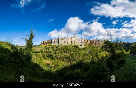 Panoramablick auf die mittelalterliche Stadt, auf einen großen Stein ridge, Pitigliano Dom, Duomo di Pitigliano bickensohl die Häuser entfernt Stockfoto