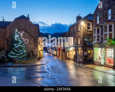 Weihnachtsbaum und die Hohe Straße an Pateley Bridge an Weihnachten Nidderdale AONB North Yorkshire England Stockfoto